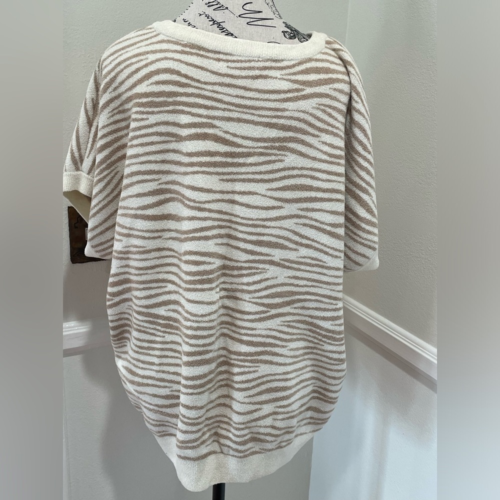 Barefoot Dreams  size 1x. Tan and Cream